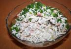 Salat mit Krabbenstäbchen und Champignons