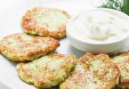 Fritters aus Zucchini im Ofen, wie Sie Pfannkuchen von Zucchini im Backofen machen